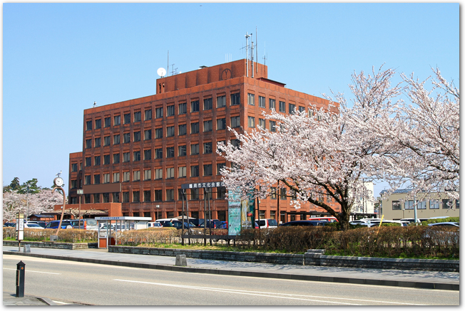 桜の時期の鶴岡市役所の外観