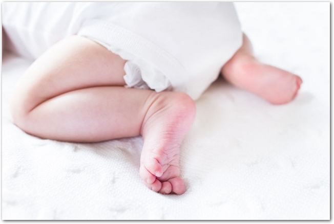 オムツをはいている赤ちゃんのお尻と脚